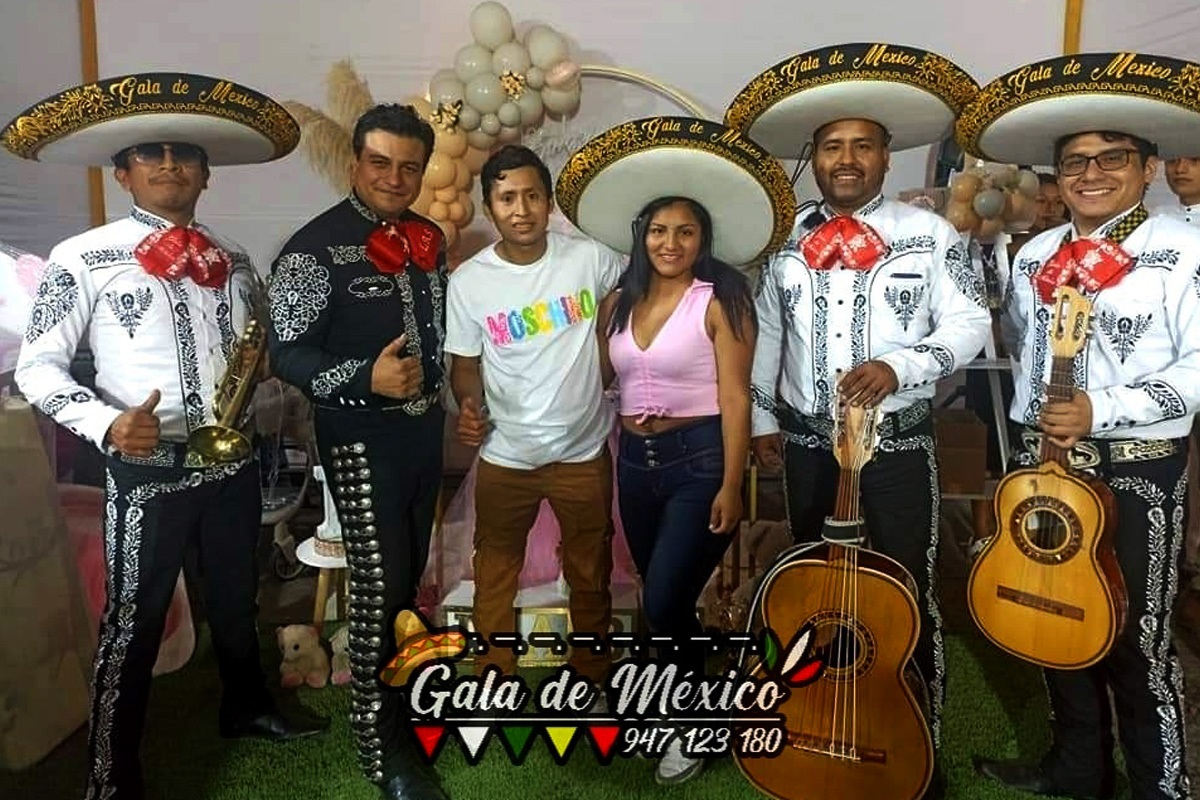 Mariachi elegante de trajes charros en Lima