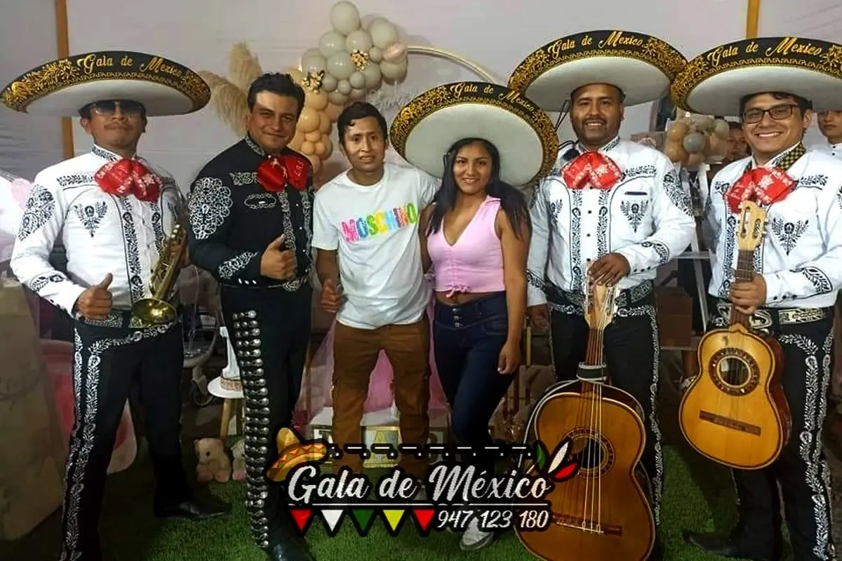 Mariachi elegante de trajes charros en Lima