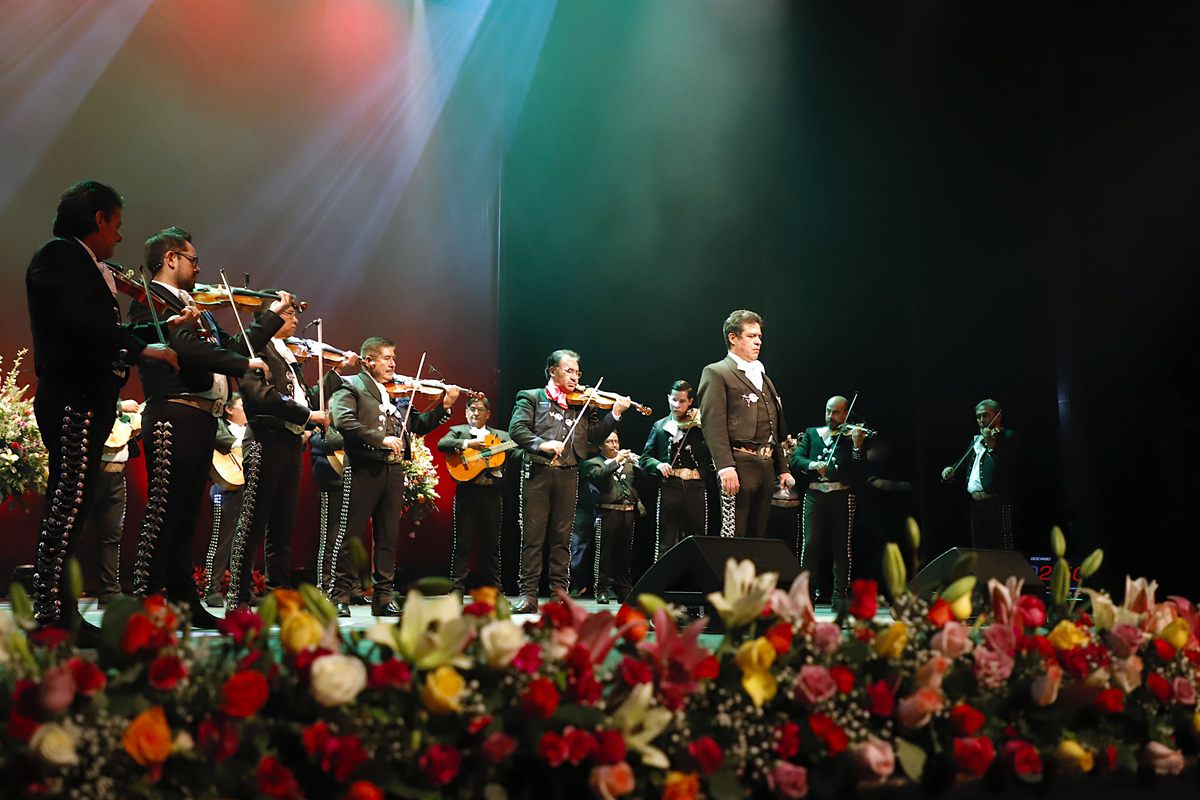 Conjunto de mariachi tocando en vivo